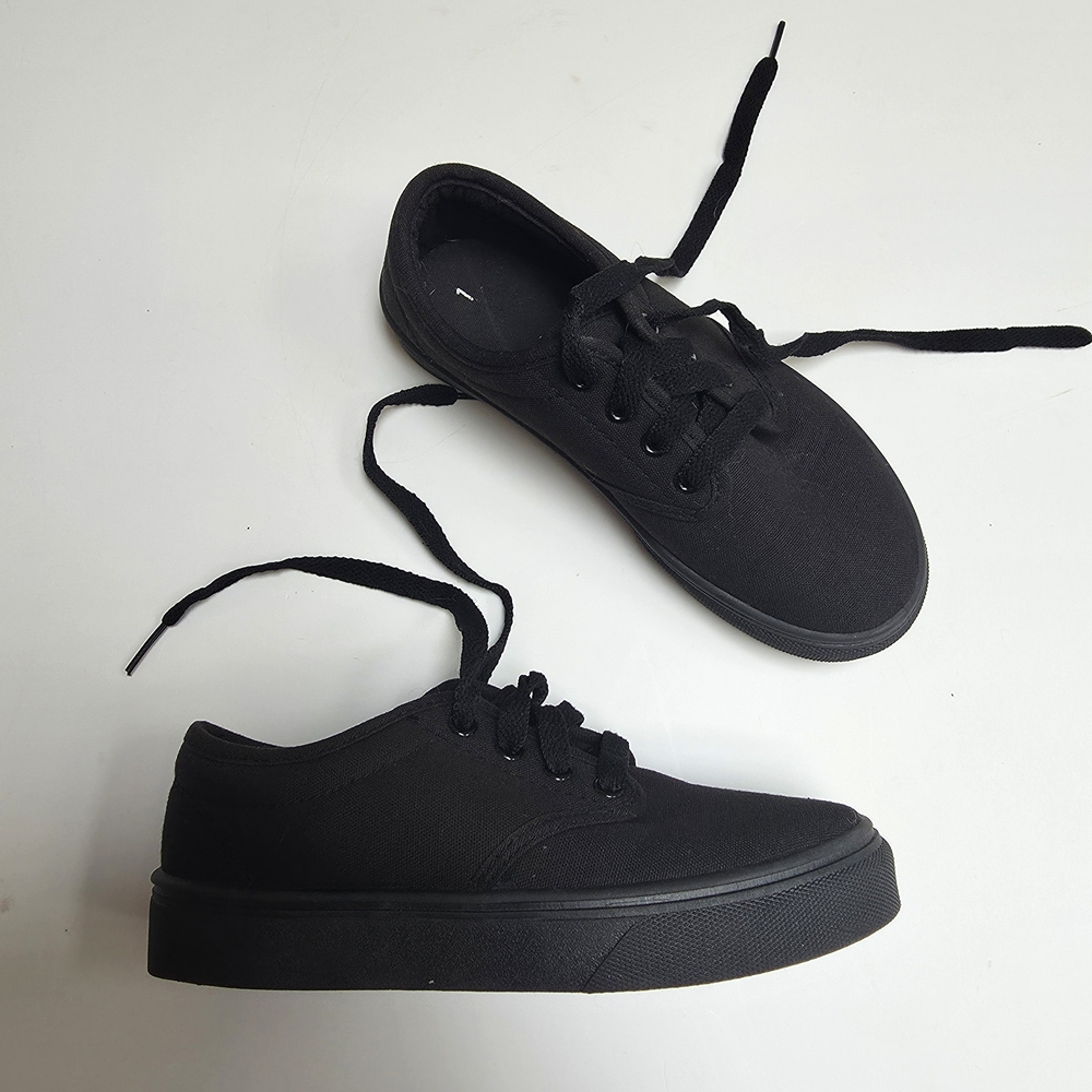 Boys Size 1  Black Kids Canvas Sneakers /Brand New